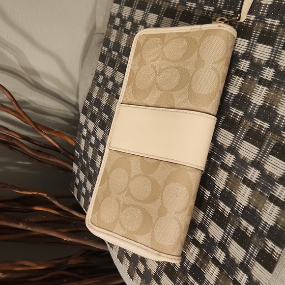 Coach Accordion Zip Long Wallet, Off-White and Canvas - Picture 4 of 13